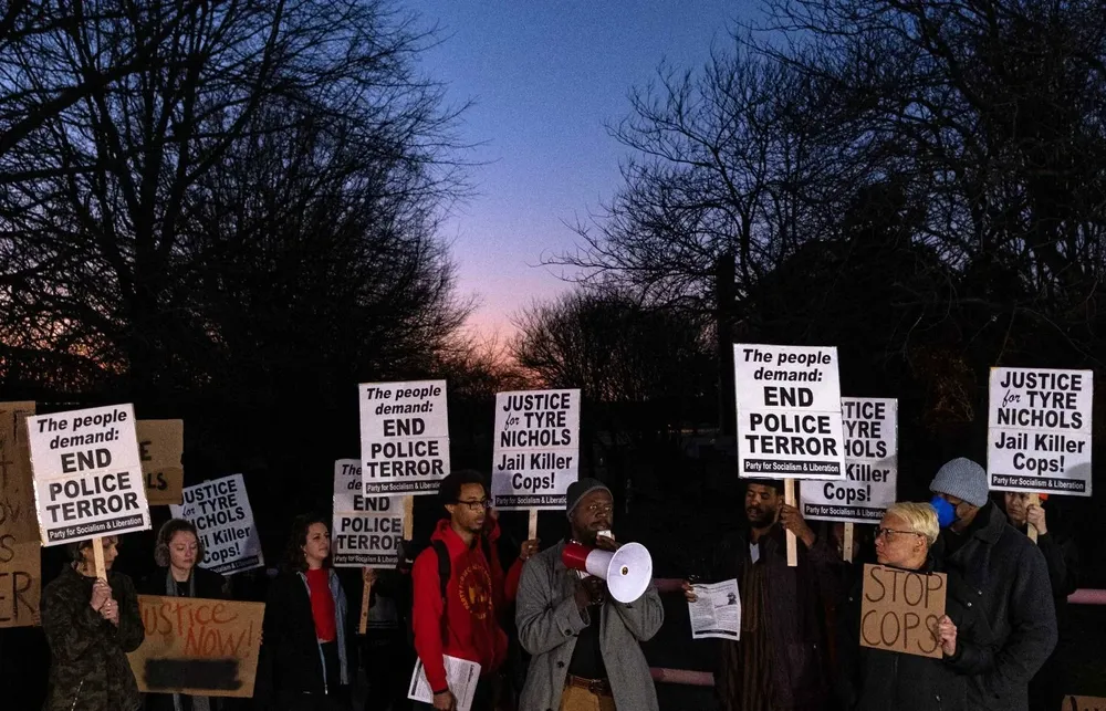 Manifestantes se reúnen en Martyrs Park mientras se manifiestan contra el fatal asalto policial de Tyrone Nichols en Memphis, Tennessee