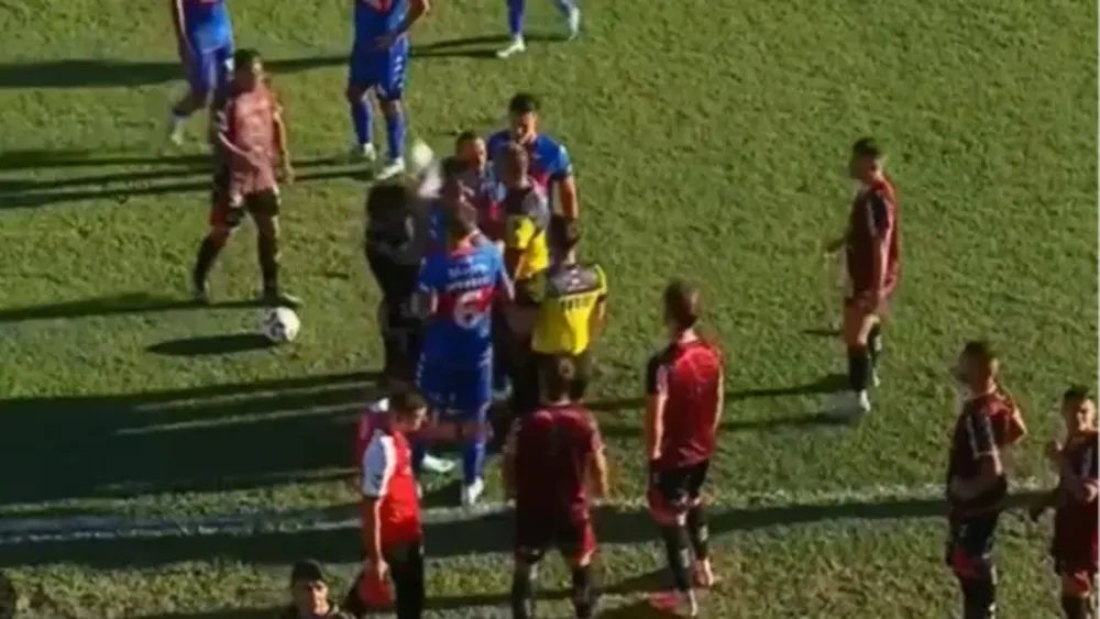 Fuertes cruces entre los presidentes de Chacarita y Tigre tras la suspensión del partido por un botellazo