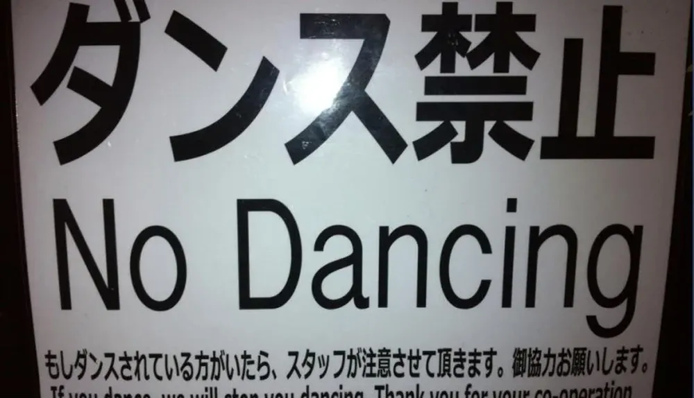 “Si baila, haremos que deje de bailar. Gracias por su cooperación” dice el cartel.