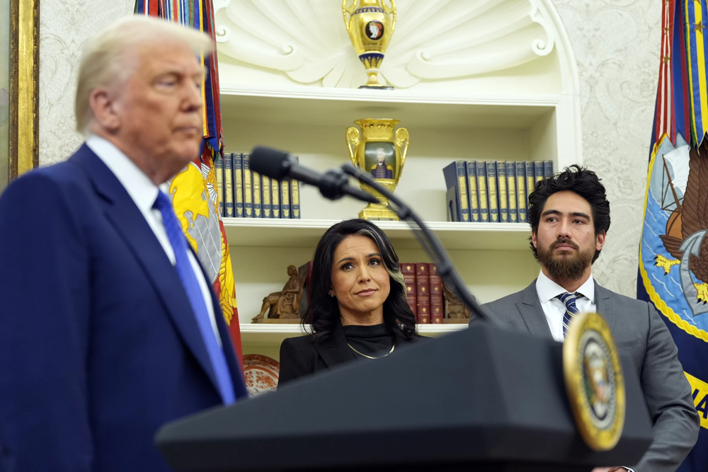 Tulsi Gabbard y Donald Trump en el Salon Oval.