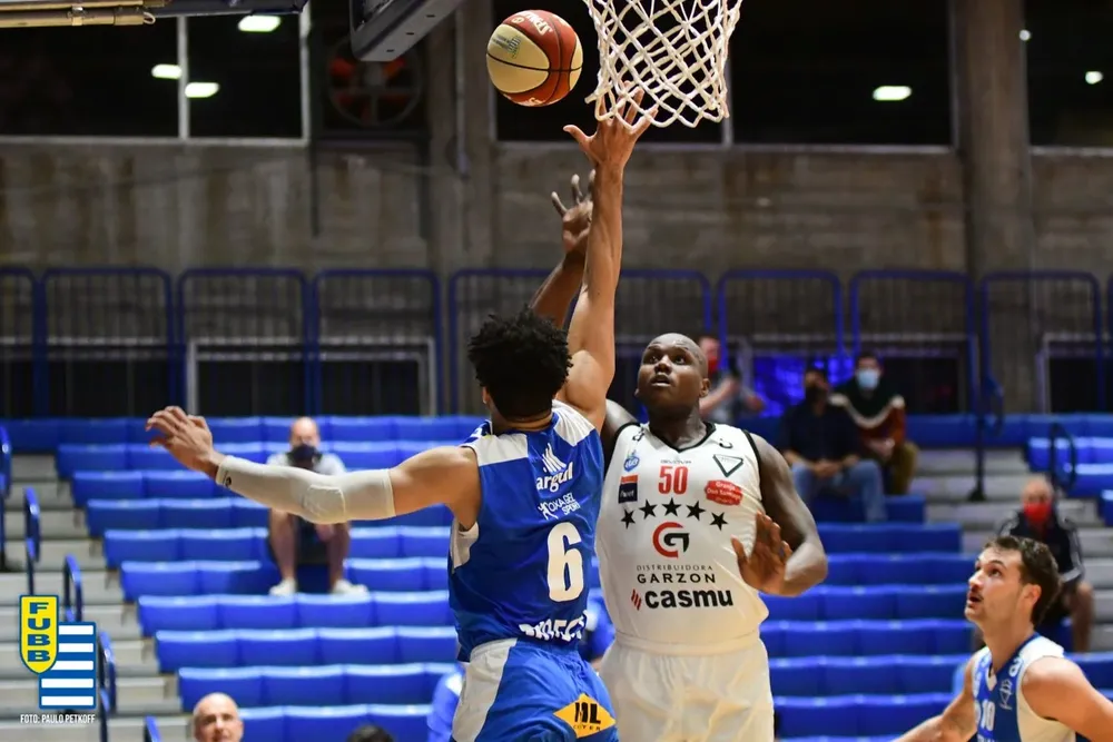 Paul Harrison, de Capitol, convirtió 13 puntos contra Malvín