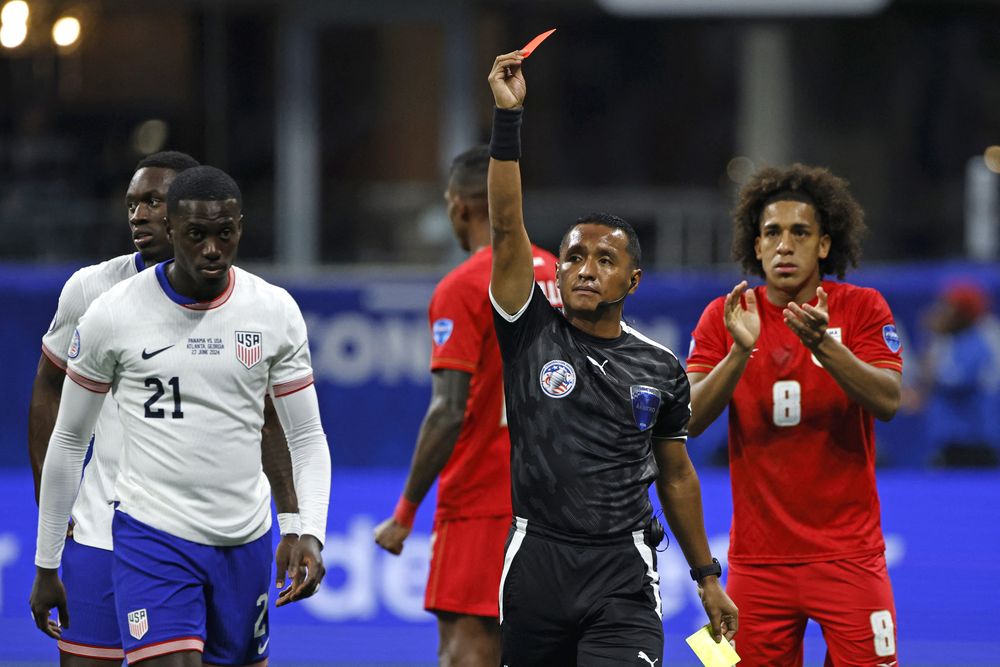 El &aacute;rbitro Iv&aacute;n Barton expulsa Tim Weah