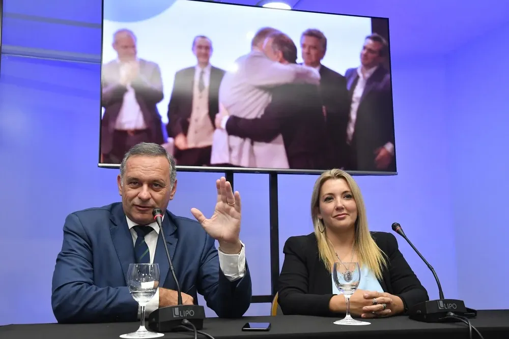 Álvaro Delgado y Valeria Ripoll en un evento del Partido Nacional