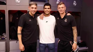 Federico Valverde y Toni Kross junto al tenista Carlos Alcaraz