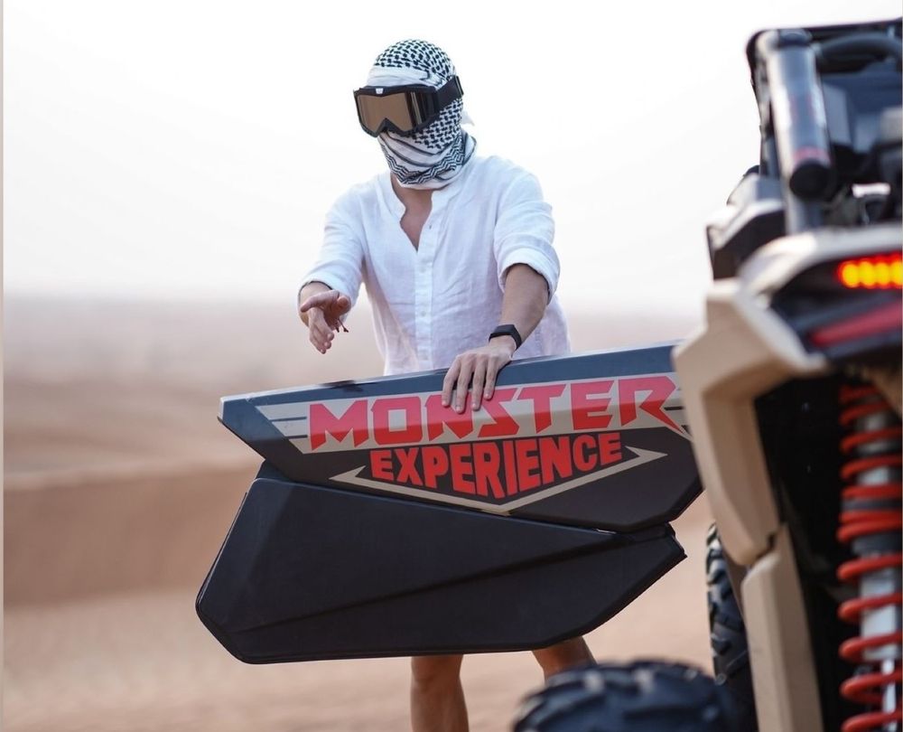 Facundo Pellistri, jugador de la selección de Uruguay, en el desierto de Emiratos Árabes Unidos