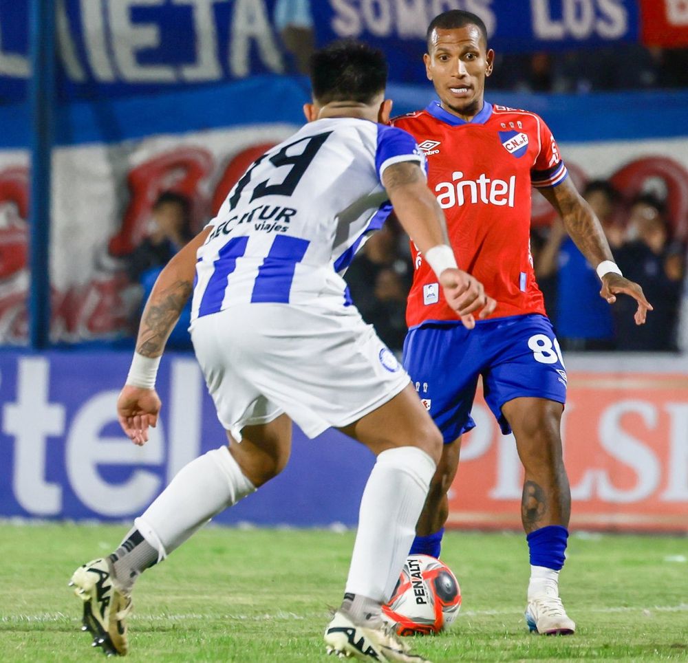 Rómulo Otero de Nacional ante Mauro Brasil de Cerro Largo por el Torneo Apertura