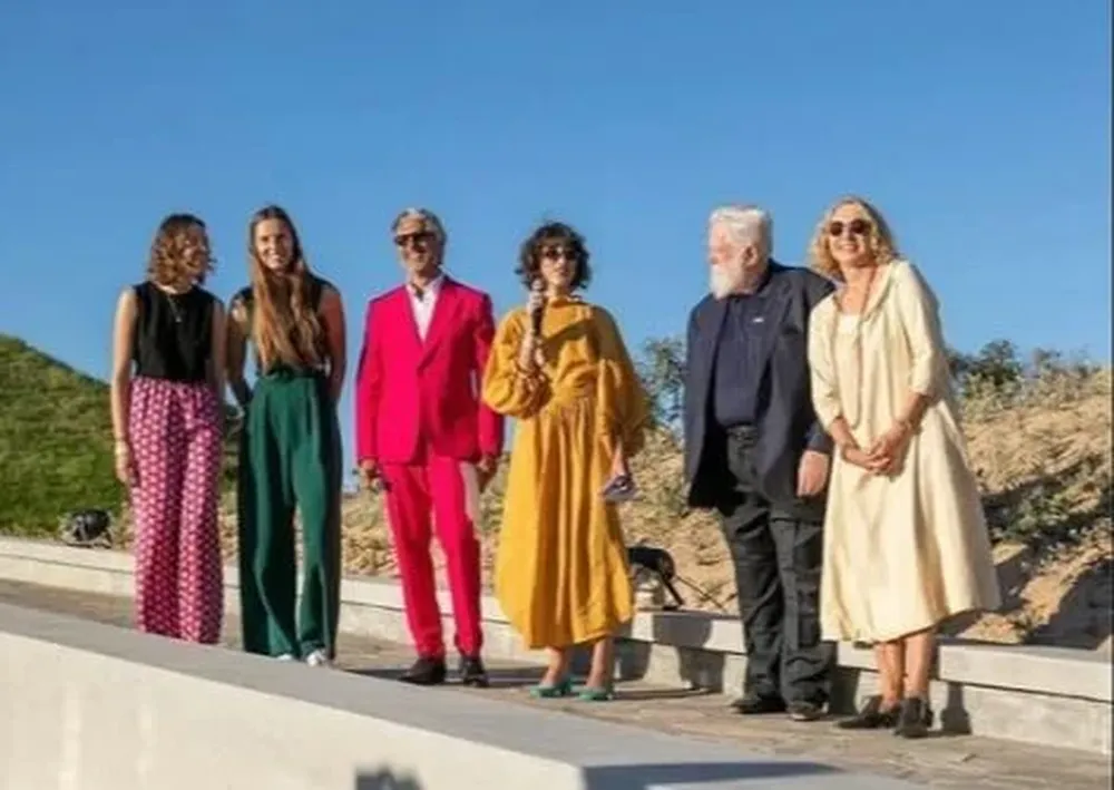 Robert y Edda Kofler (a la derecha) en la inauguración del Skyspace de Jim Turrell en su posada de José Ignacio