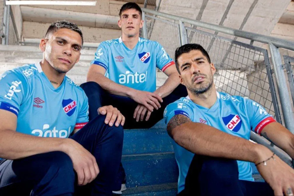 Luis Suárez, Sergio Rochet y Brian Ocampo con la camiseta de alternativa de Nacional
