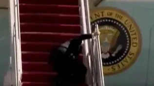 Joe Biden se cayó al subir al Air Force One