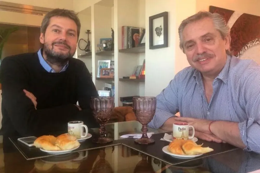 El ex presidente Alberto Fernández junto con el entonces ministro de Turismo Matías Lammens