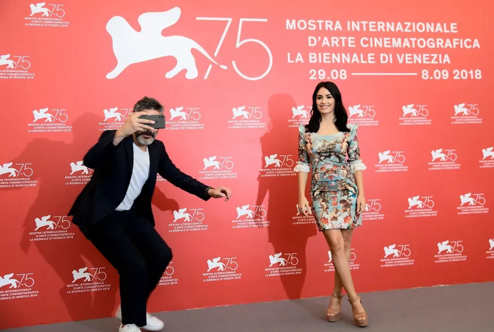 Sbaraglia y Lali en su llegada al Festival de Venecia