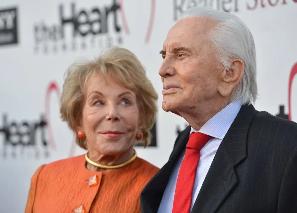 Kirk Douglas junto a su esposa Anne, con quien lleva 62 años de matrimonio
