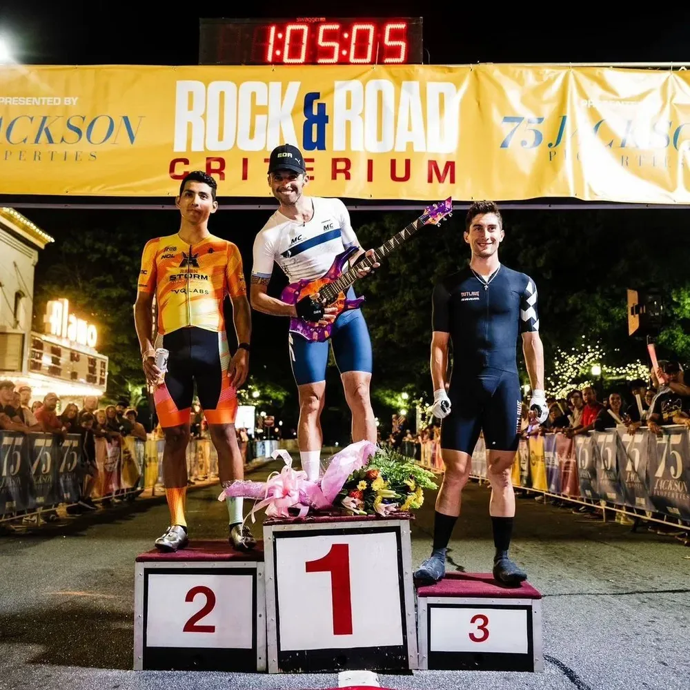 Roderick Asconeguy primero en el podio en Estados Unidos con el gran premio que recibió por ganar: una guitarra