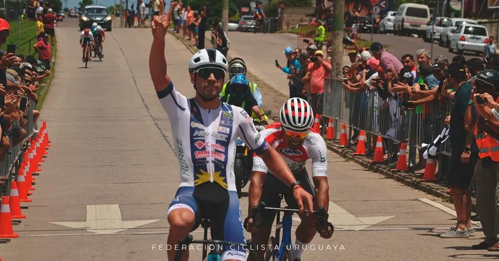 El sprint de Leonel Rodríguez y Nacho Maldonado