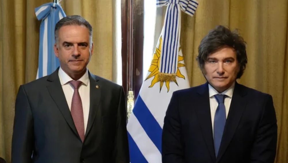 El presidente uruguayo, Yamandú Orsi, se encuentra en el tope del ranking de mandatarios sudamericanos de septiembre 2025, mientras que la aprobación hacia Javier Milei decreció.