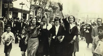 Grupo de mujeres en una protesta ante un crimen cometido durante la dictadura de Gabriel Terra; Montevideo, 1933