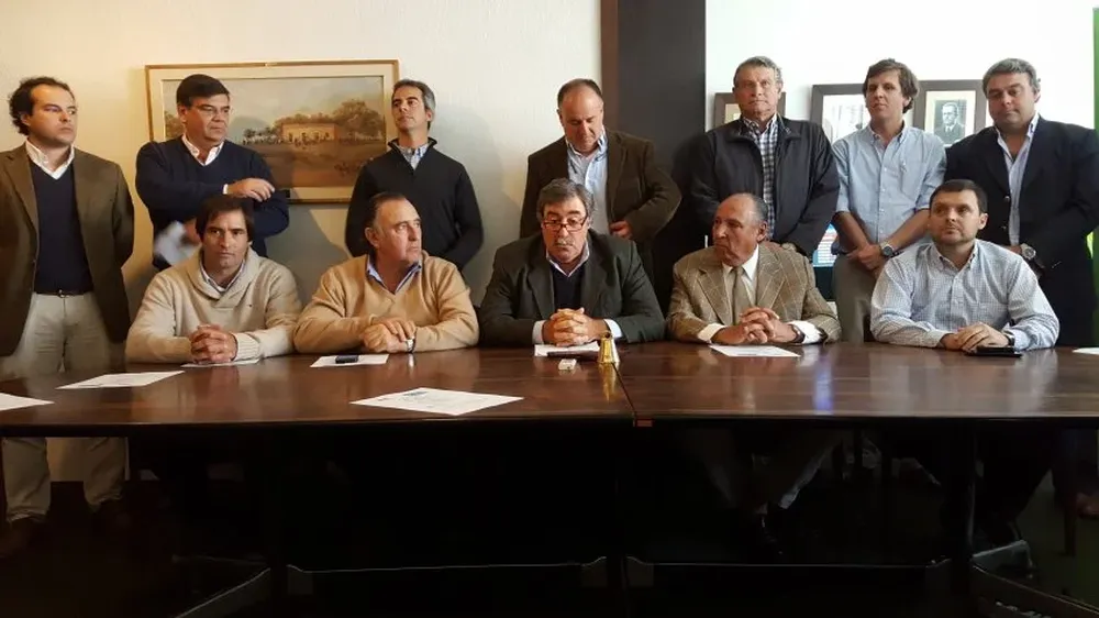 Representantes de la Sociedad de Criadores de Hereford, de Pantalla Uruguay, Estudio 3000 e Itaú