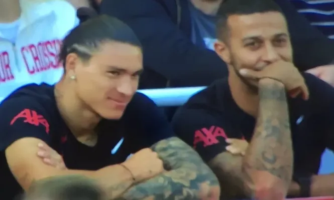 Darwin Núñez junto a Thiago Alcántara, lesionado, viendo al lado del banco de suplentes, la goleada histórica de sus compañeros de Liverpool por 9-0 sobre Bournemouth
