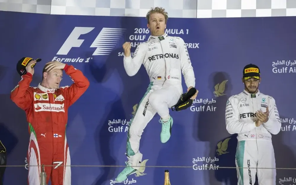 Nico Rosberg celebra en el podio de Baréin