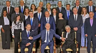 El presidente israelí saliente Reuvin Rivlin, flanqueado por el primer ministro Naftali Bennett y el primer ministro suplente y ministro de Relaciones Exteriores Yair Lapid durante una foto con el nuevo gobierno de coalición, en la residencia del presidente en Jerusalén, el 14 de junio de 2021