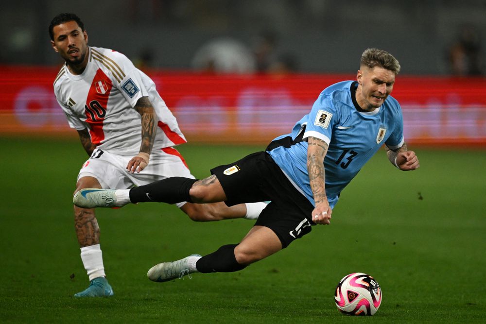 Sergio Peña de Perú ante Guillermo Varela de Uruguay