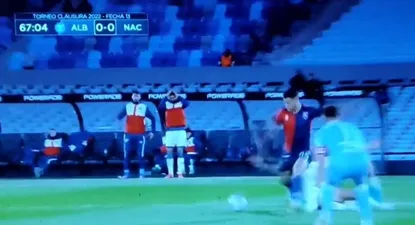 Las manos de Risso en la cabeza