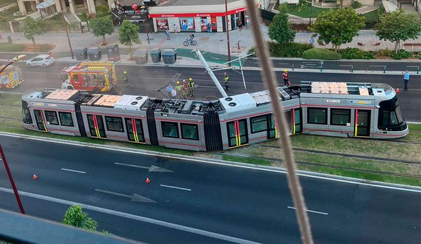 Un accidente en el tranvía de Sevilla provoca el incendio de una formación y obliga a suspender el servicio