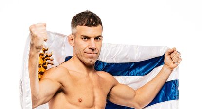 Gastón Tonga Reyno con el pantalón que usará en Montevideo