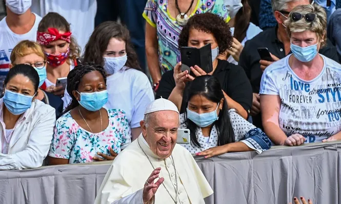 El papa Francisco saluda al limitado público que visita el Vaticano