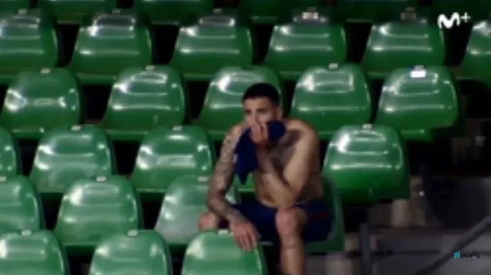 Josema Giménez en la tribuna de la cancha de Betis tras el empate