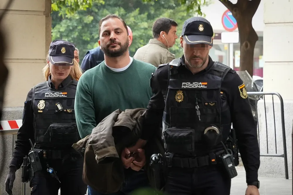 Tejado en los Juzgados de Sevilla para declarar como investigado en el robo del chaalé de su tía, la cantanta María del Monte.