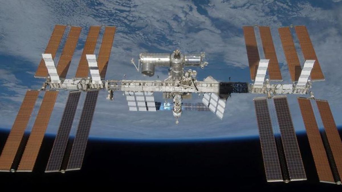 Astronautas de la Estación Espacial Internacional se ven obligados a refugiarse en una nave acoplada durante la reparación de una fuga de aire