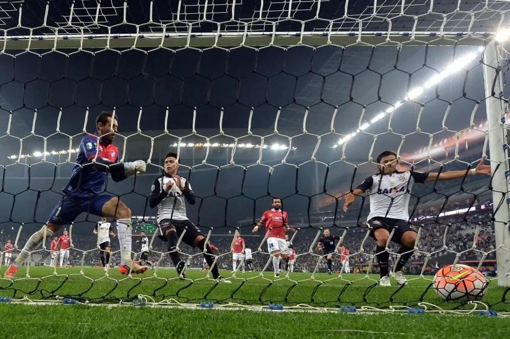 El gol del empate de Corinthians en San Pablo, que no le sirvió de nada por la regla del gol de visitante. AFP