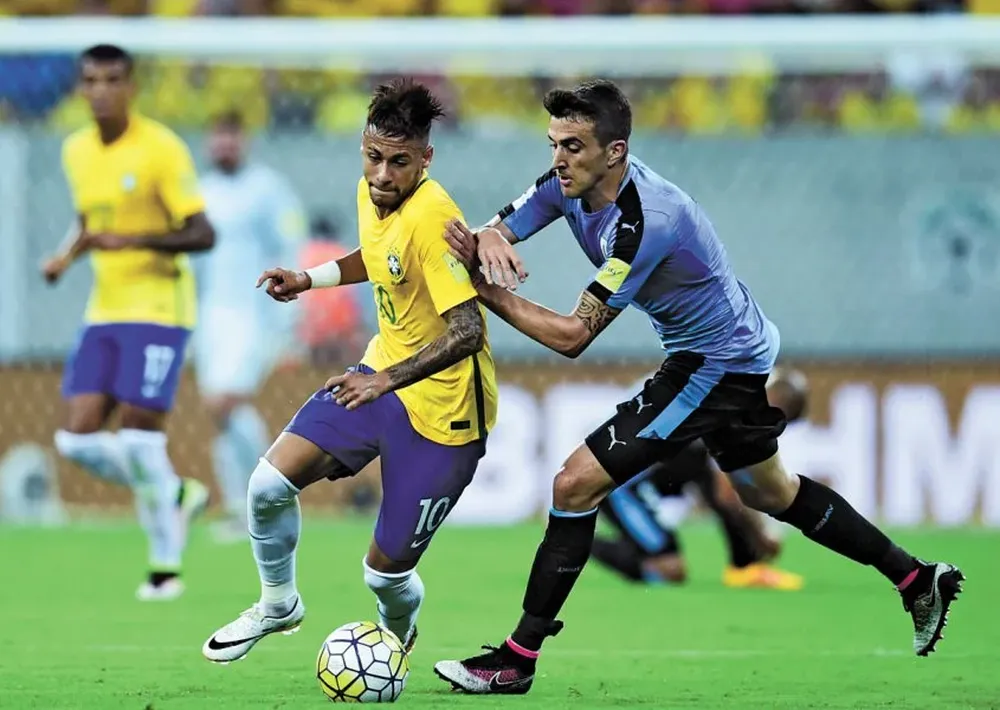Matías Vecino, ante Neymar, el día del estreno en la selección de Uruguay