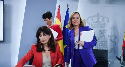 La ministra de Igualdad, Ana Redondo; la ministra de Inclusión, Seguridad Social y Migraciones, Elma Saiz, y la ministra de Educación, Formación Profesional y Deportes, Pilar Alegría, tras un Consejo de Ministros extraordinario con motivo del 8M.