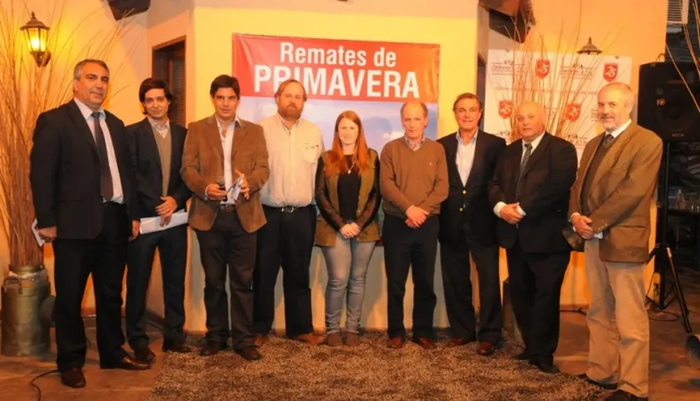 Integrantes de San Valentín, de Zambrano & Cía y del BROU en la presentación del remate