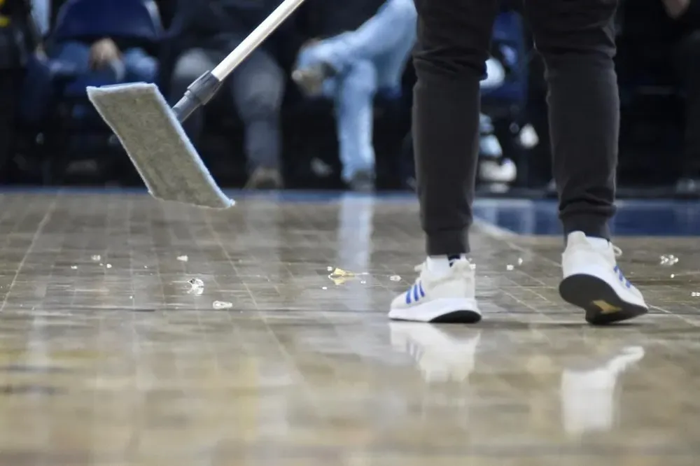 Los vidrios del botellazo en pleno Antel Arena