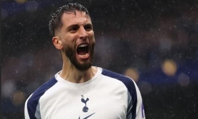 Rodrigo Bentancur festeja un gol para Tottenham Hotspur ante Aston Villa por la Premier League