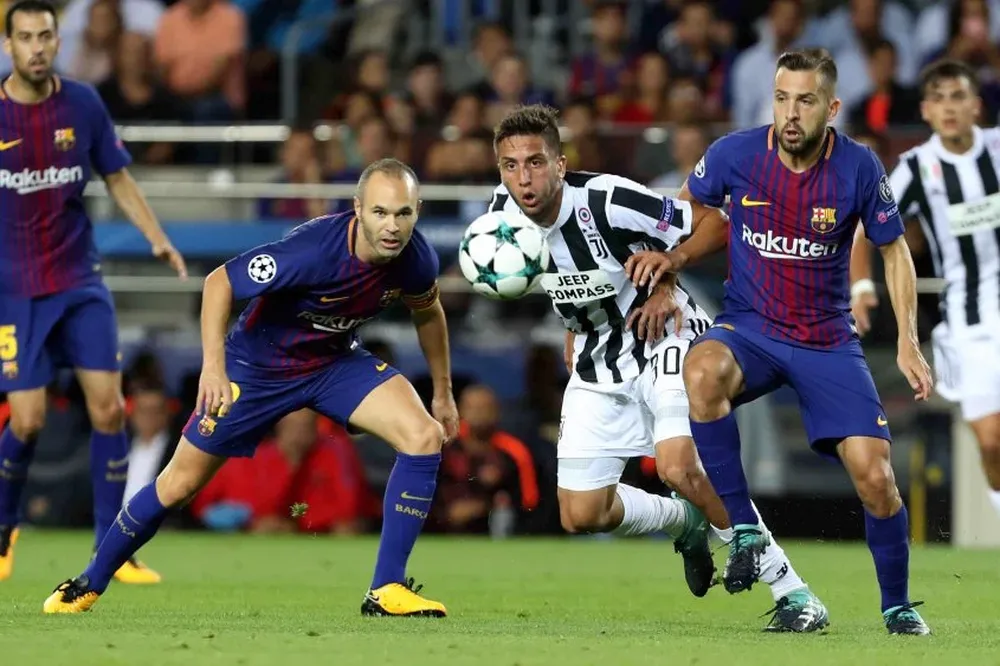 Bentancur entre Iniesta y Jordi Alba