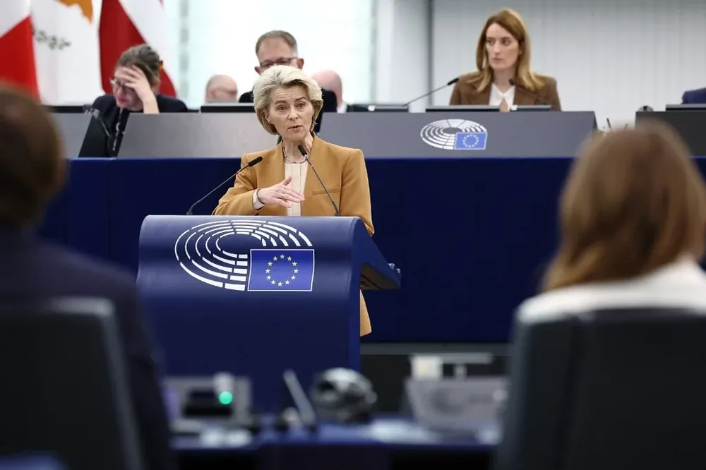 La presidenta de la Comisión Europea, la alemana Ursula Von der Leyen durante el debate del Parlamento Europeo en Estrasburgo este martes donde planteó las concesiones a los agricultores europeos.
