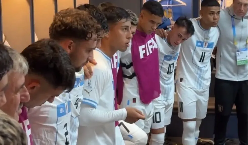 Fabricio Díaz hablándole a sus compañeros de la selección uruguaya sub 20 antes del partido ante Gambia