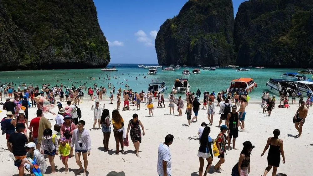 Maya Bay en Tailandia se volvió famosa por una película y tuvo que ser cerrada al público temporalmente por daños y perjuicios.
