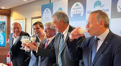 Tras la conferencia, se brindó con leche.