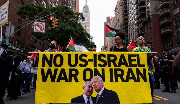 Protesta en Nueva York contra la intervención de EEUU en el conflicto Israel-Irán