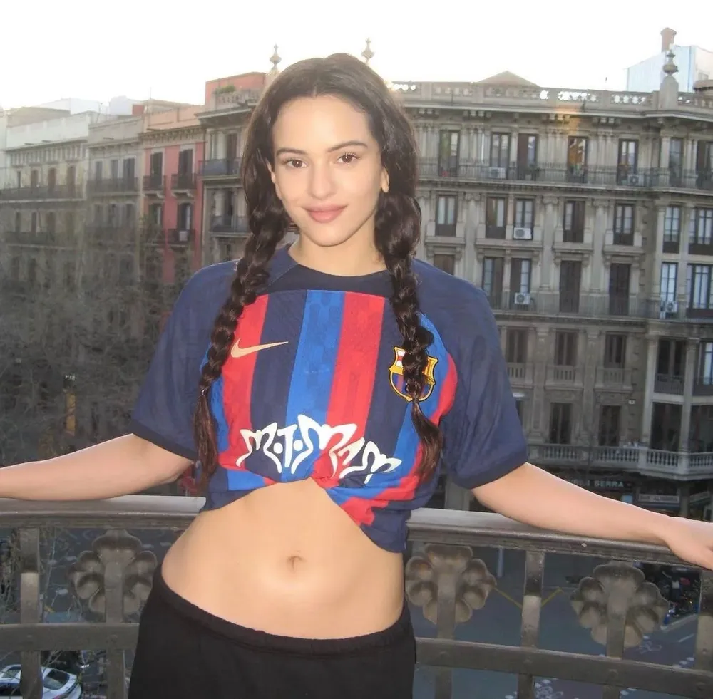 Rosalía con la La camiseta que llevará FC Barcelona en el clásico