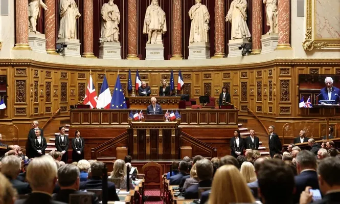 El rey británico habló en el Senado francés y abogó por una alianza para combatir el cambio climático.