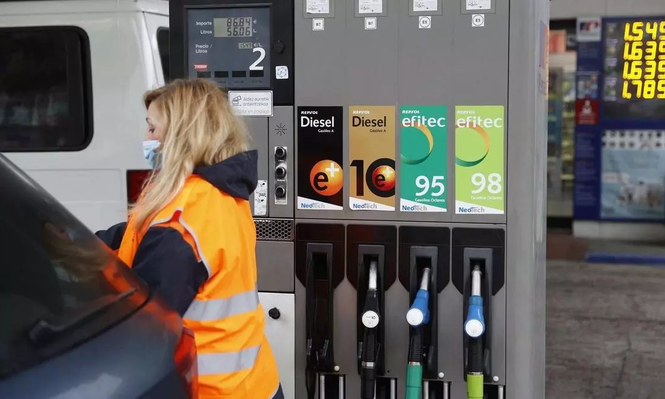 Por tercera vez se reduce el precio medio de la gasolina hasta 1,657 euros