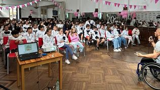 INAC: el deportista Eduardo Dutra informa a los escolares, en un centro educativo en Paysandú, como parte de las actividades del programa Alimentando Sueños.