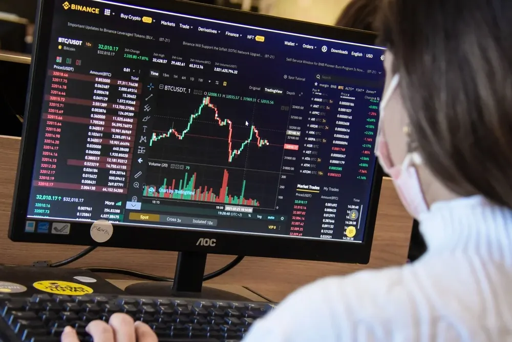 Una persona mira una página de trading