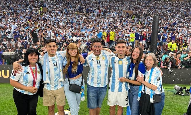 Gonzalo Montiel junto a su hermana Jacqueline y su familia